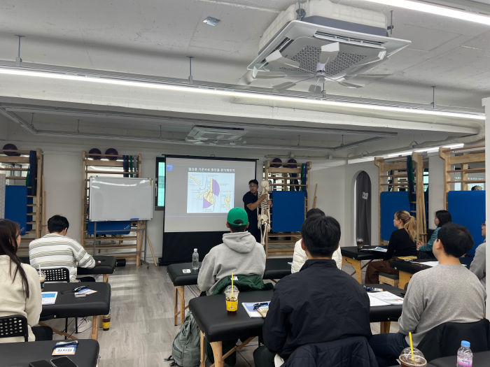 서울 11/26 어깨 복합체에 대한 근막스트레칭과 해부학적 운동이 마무리되었습니다!